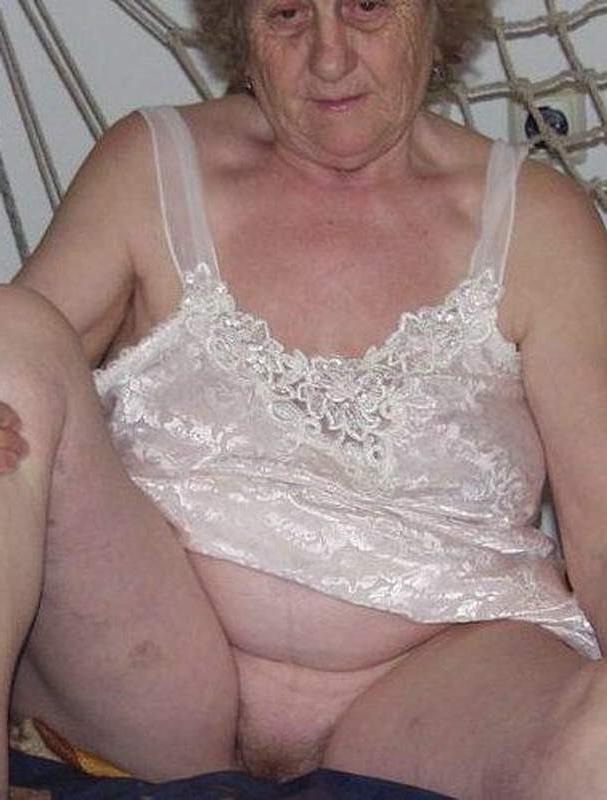 16P Old granny playing with dildo hard and teasing