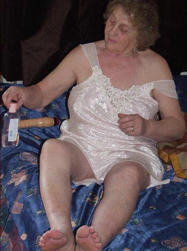 16P Old granny playing with dildo hard and teasing