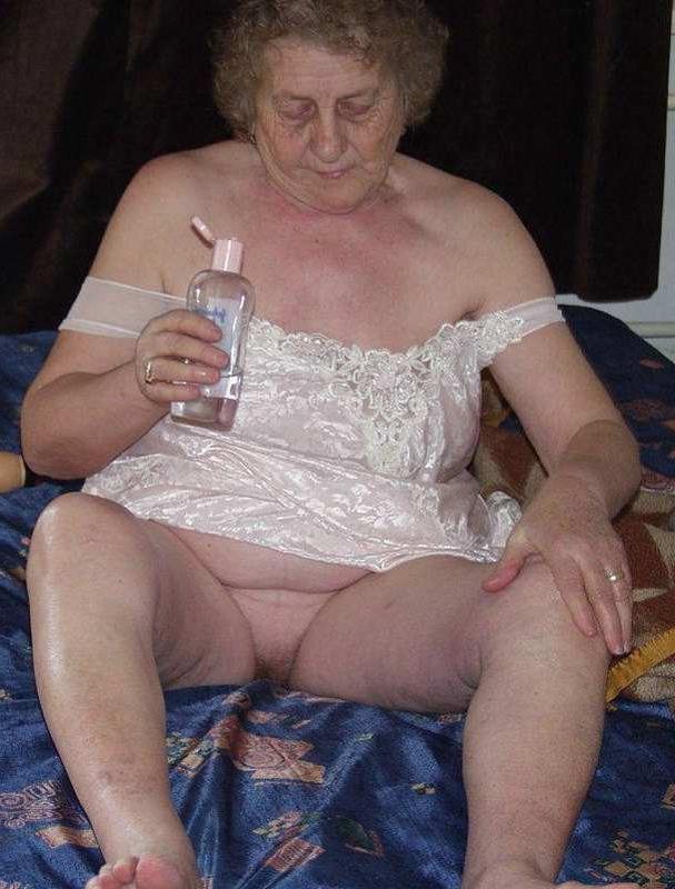 16P Old granny playing with dildo hard and teasing