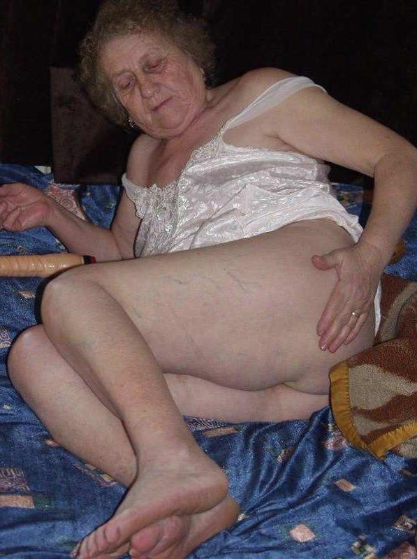 16P Old granny playing with dildo hard and teasing