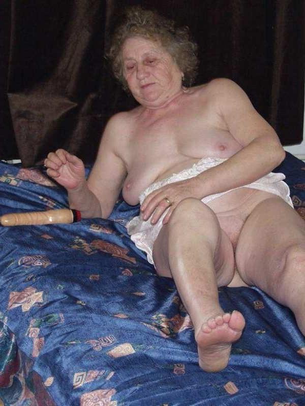 16P Old granny playing with dildo hard and teasing
