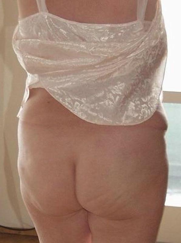 16P Naughty granny getting naked ass and shows tits