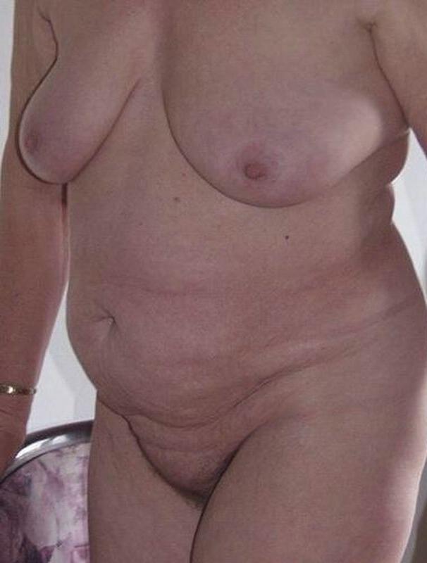 16P Naughty granny getting naked ass and shows tits