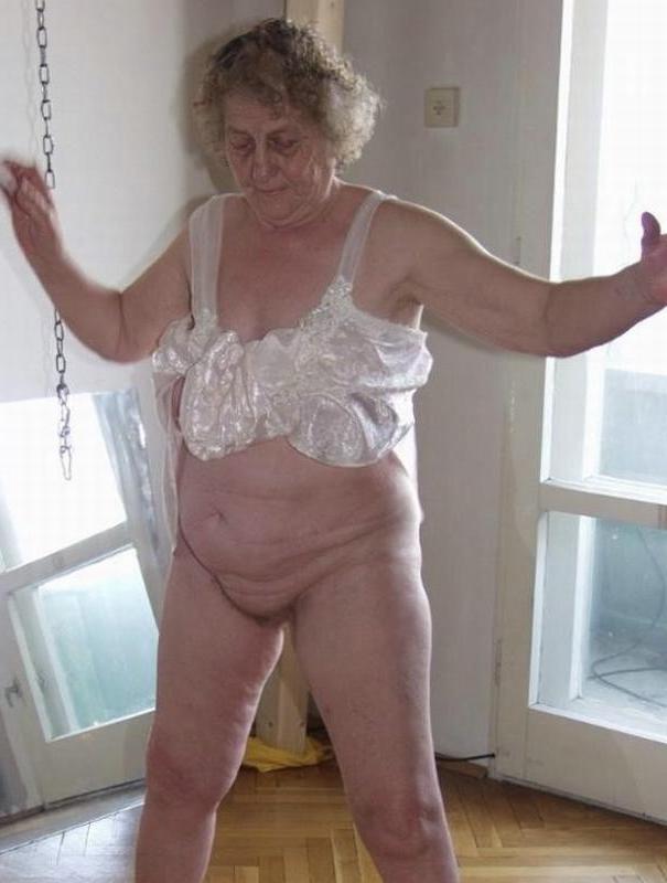 16P Naughty granny getting naked ass and shows tits