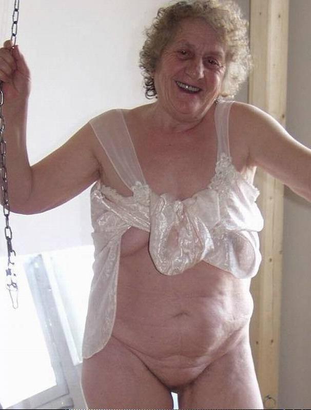 16P Naughty granny getting naked ass and shows tits