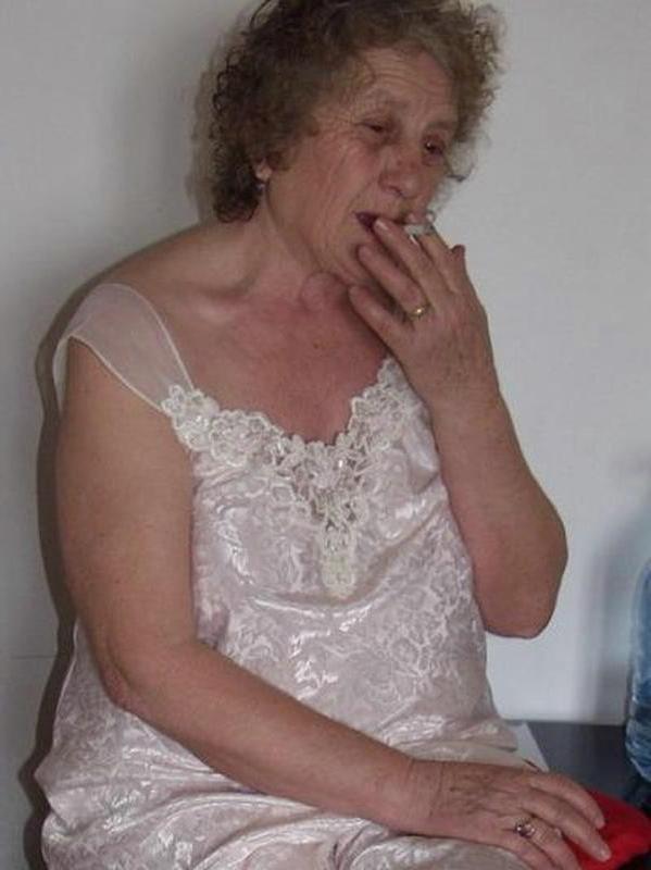16P Naughty granny getting naked ass and shows tits