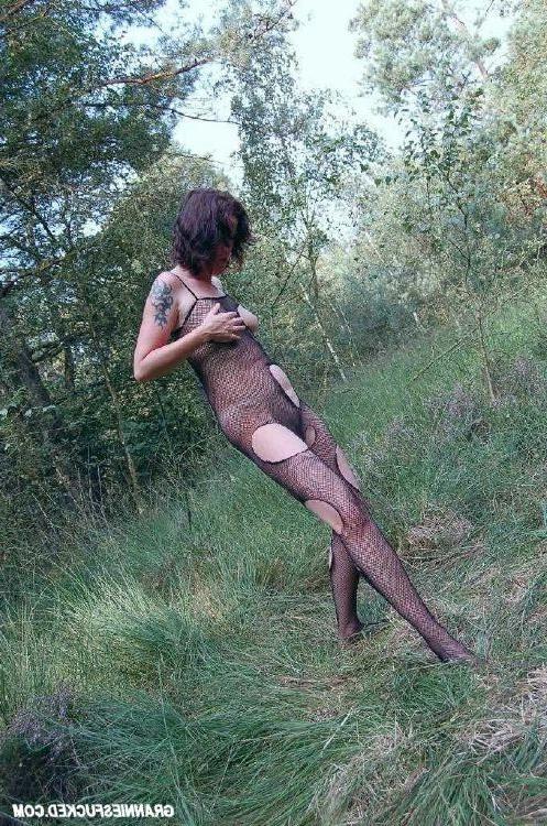 16P Sexy tattooed granny posing outdoor in black lingerie