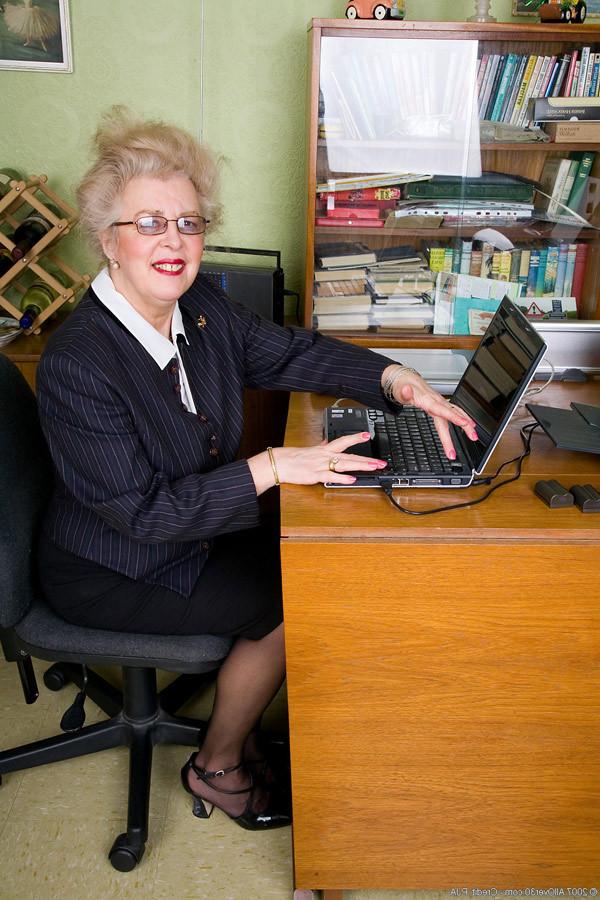 16P Busy granny stripping off in the office