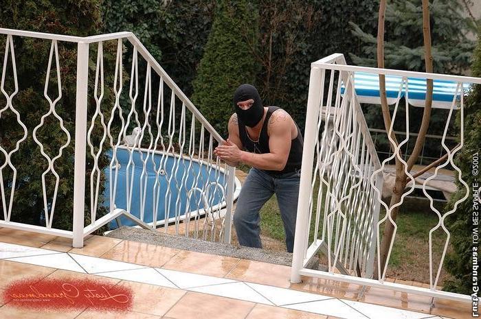 15P Old granny getting fucked by a tricky burglar