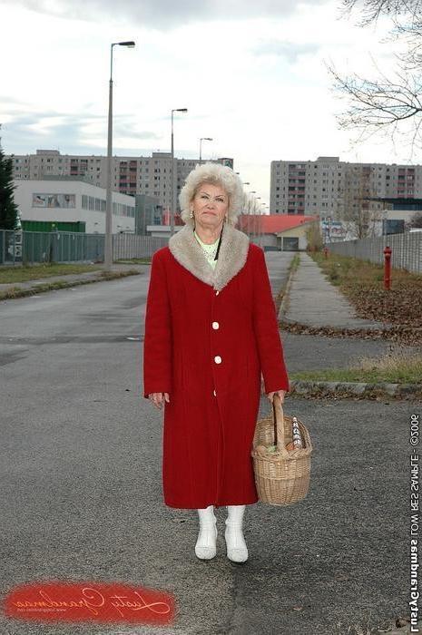 15P Perverse granny ask her grandson to fuck her raugh in a van