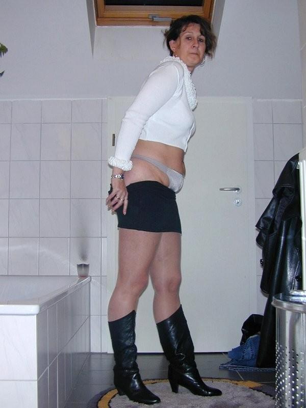 16P Old woman gets undressed and shows her bubble butt