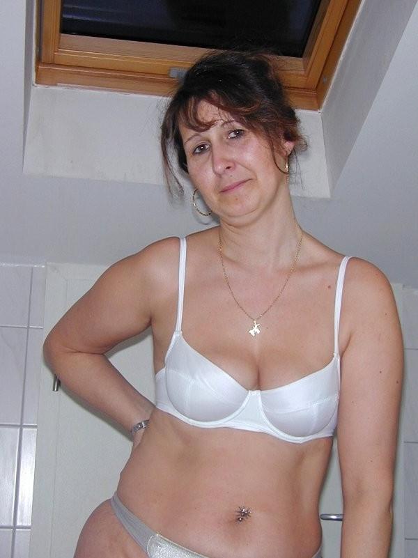 16P Old woman gets undressed and shows her bubble butt