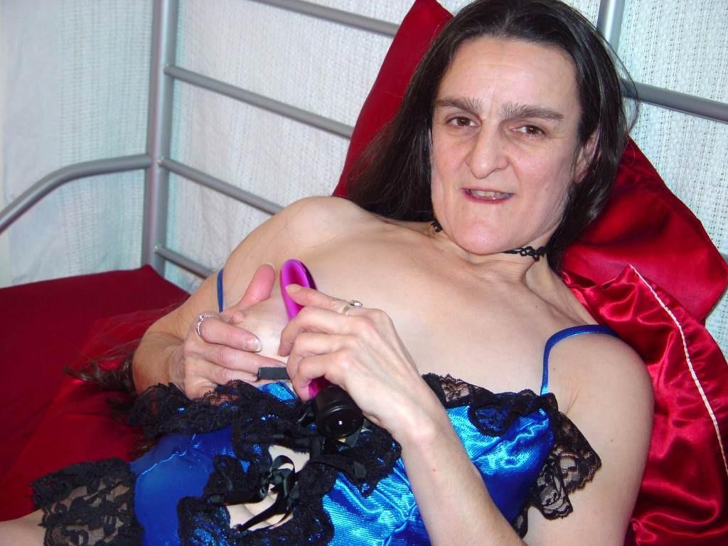 20P Horny granny stuffing her hairy pussy with a dildo