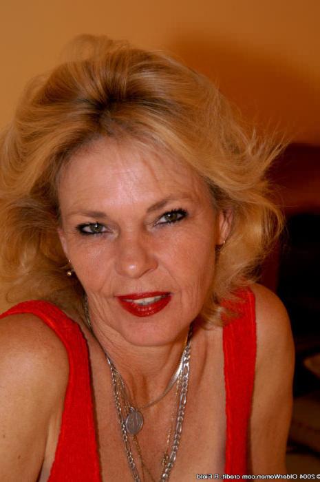 16P Hot Busty Granny Exhibits Tit Stripping Expertise