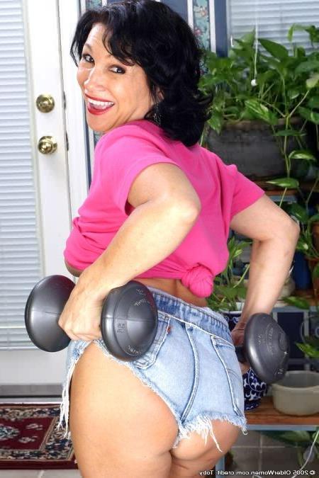 16P Exercising Granny Bares Her Perky Fiftyish Titties