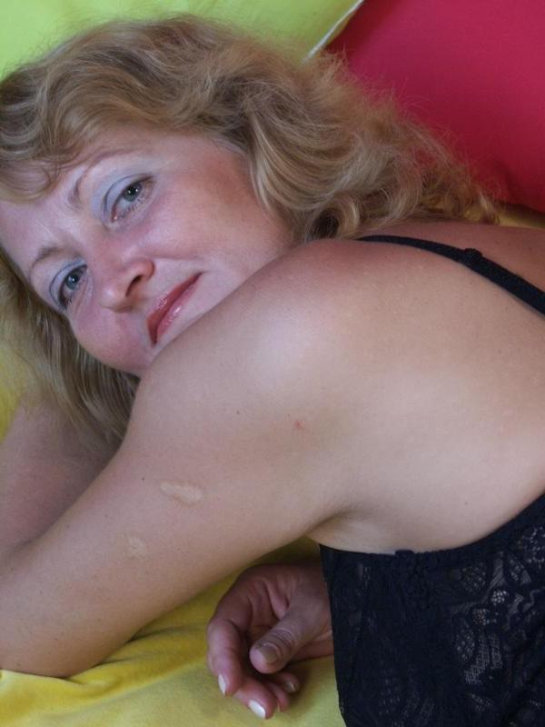 20P Juicy twat flashing granny