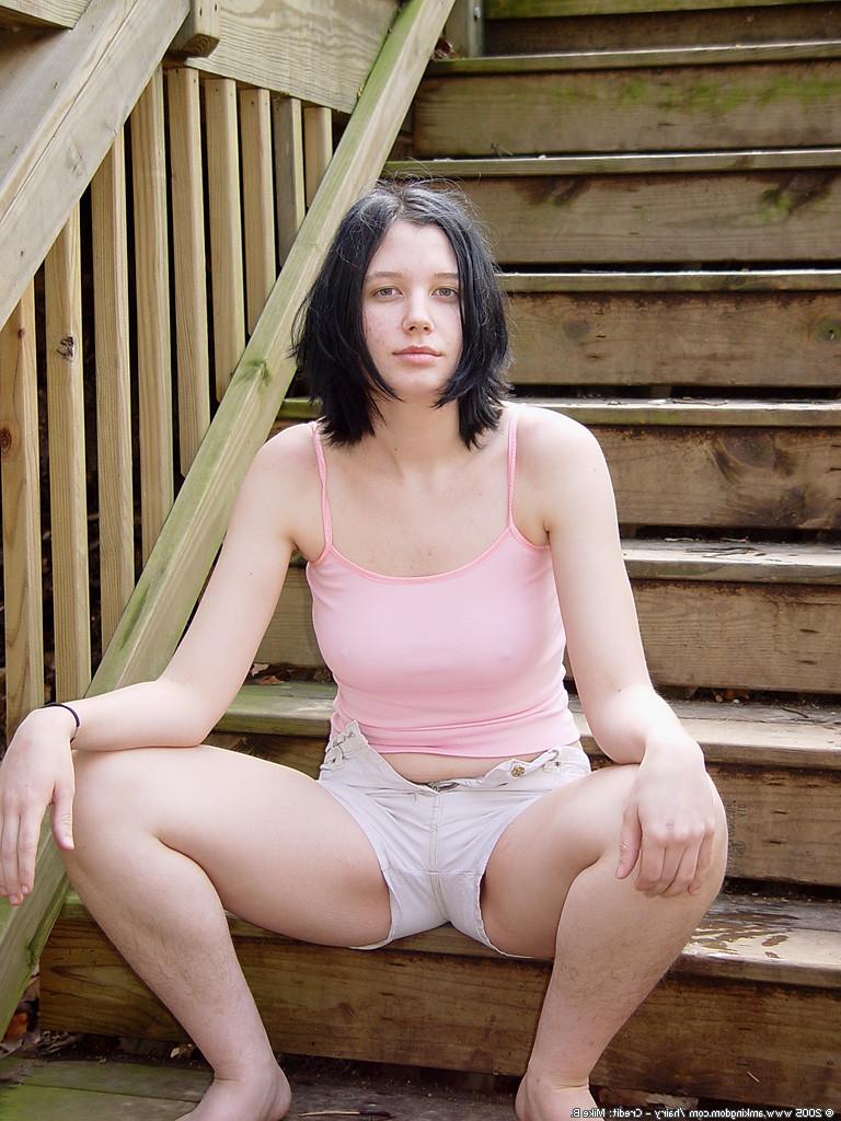 15P Kate shows her ass in the woods