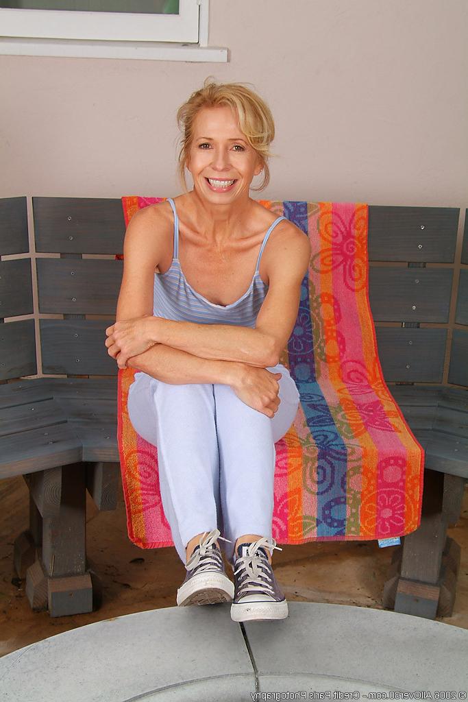 12P Gorgeous grandma finishes her workout and peels to cool off|Marie kelly|Jun 28th