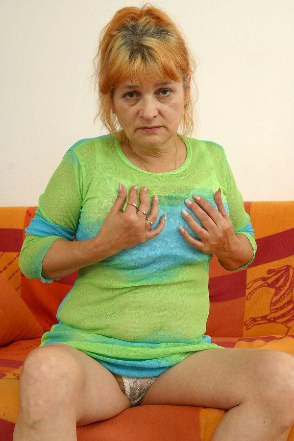 16P Grandma in lust fucks herself