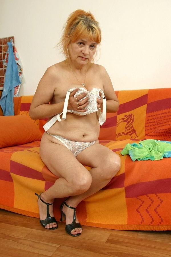 16P Grandma in lust fucks herself
