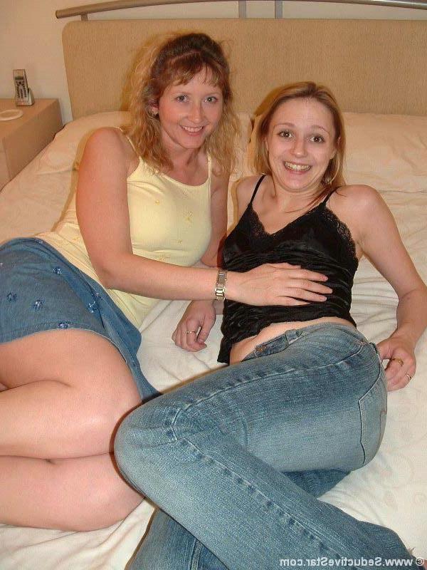 20P Naughty girlfriends licking clit orgasms