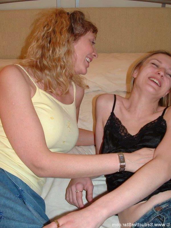 20P Naughty girlfriends licking clit orgasms