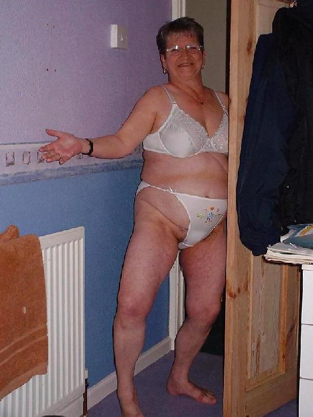 25P Granny mature panty