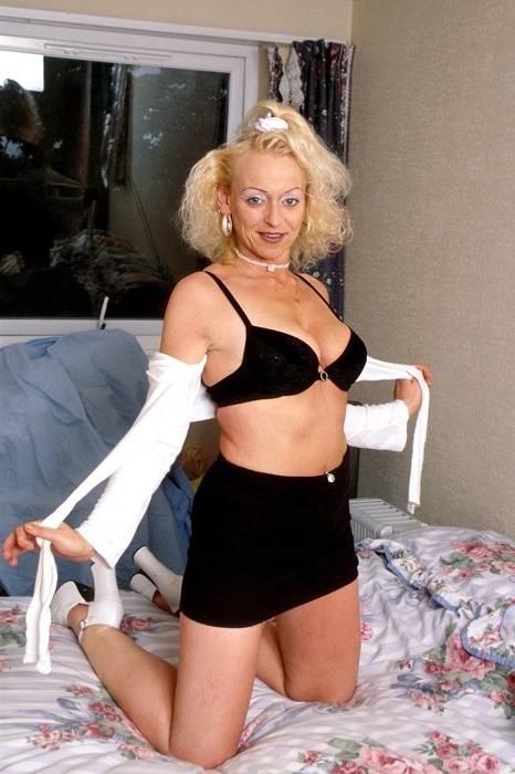 16P Blond grandma spreads pussy