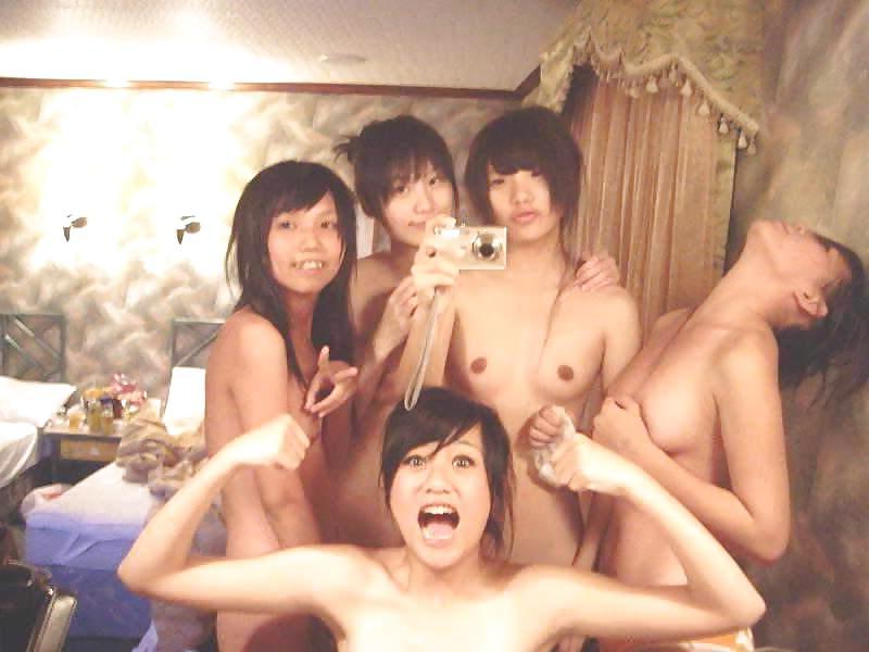 25P WILD ASIAN SLUTS III