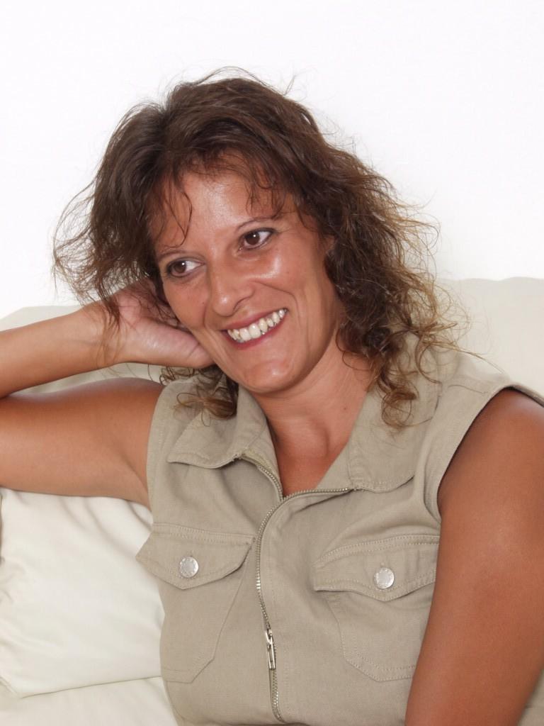 20P Busty horny mature loves playing with her pussy and clit