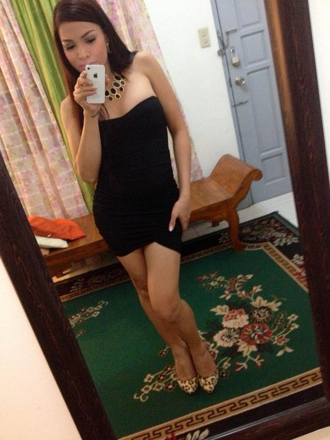 14P Cute Shemale Gets Naughty With Her Iphone