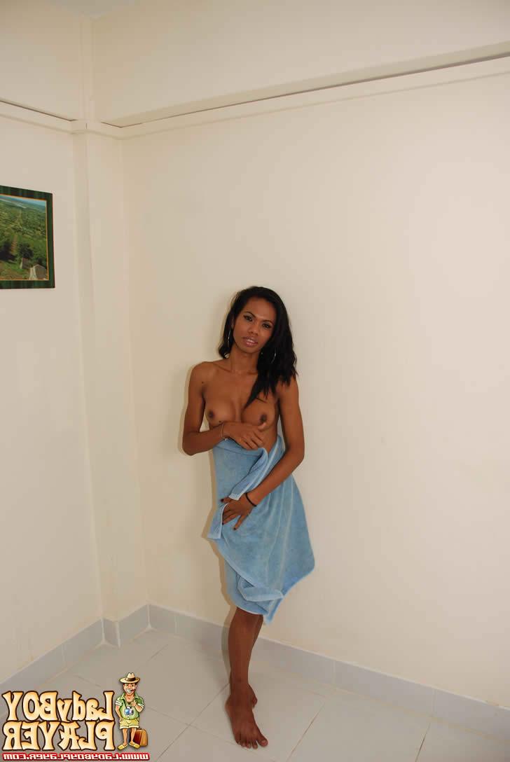 14P Ladyboy with dark skin posing nude
