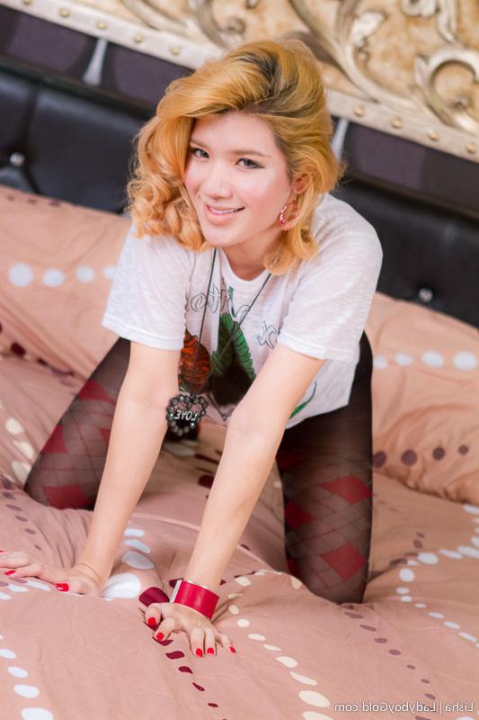 16P Young blonde ladyboy plays with her ass