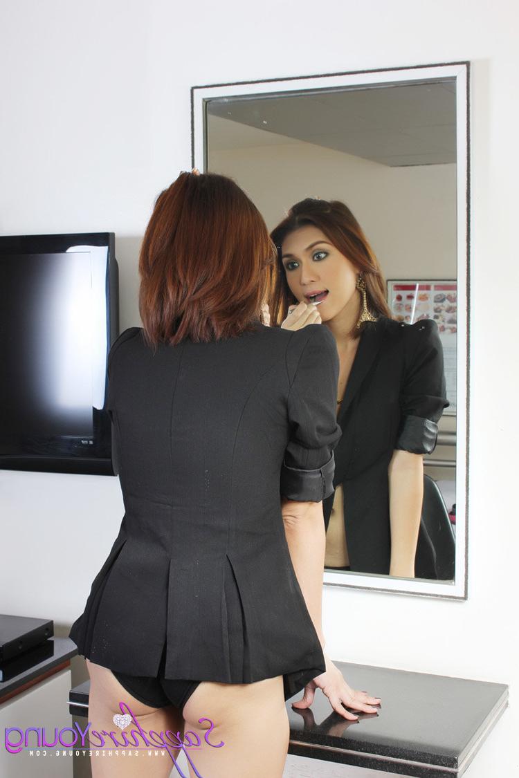 11P Ladyboy putting on makeup