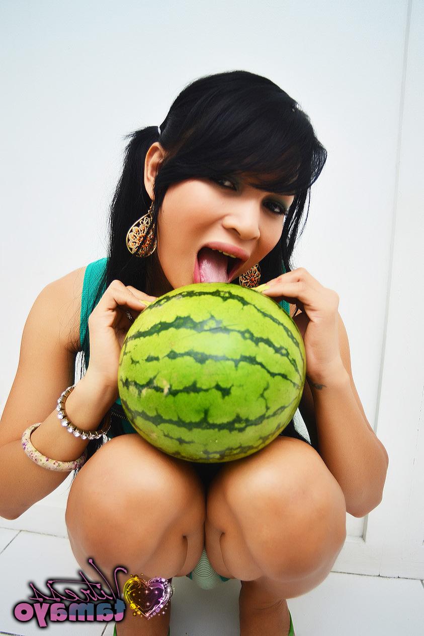 14P Shemale Vitress Tamayo fucking watermelon with her cock