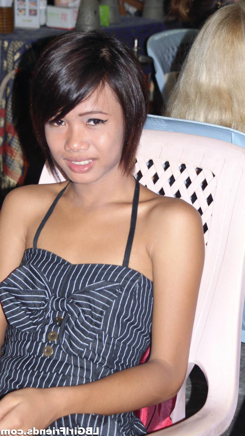 11P Ladyboy Girlfriends Flashing Cocks For Tourist Boyfriends