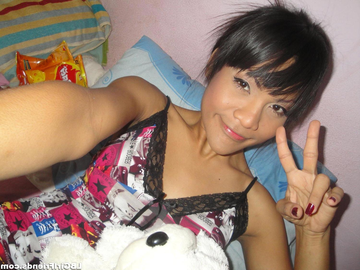 11P Ladyboy Girlfriends Flashing Cocks For Tourist Boyfriends