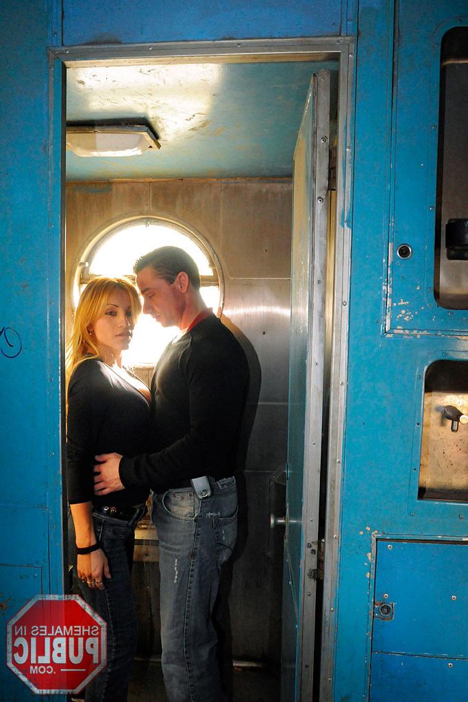 16P Guy picks up a tranny and does her on the train