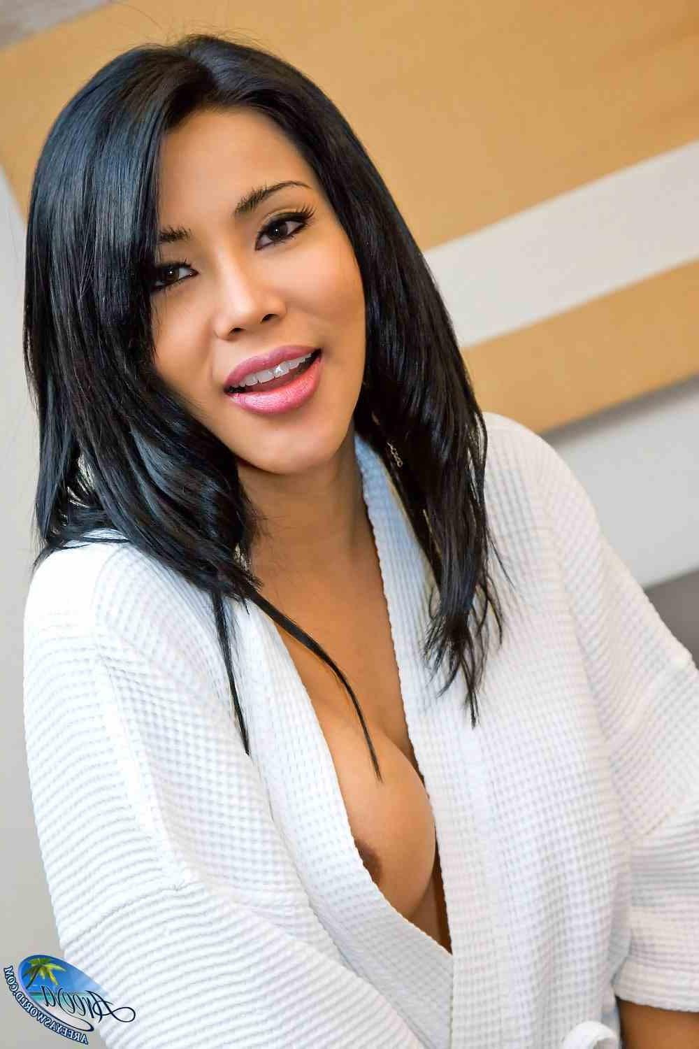 16P Sexy Areeya dressing up for you