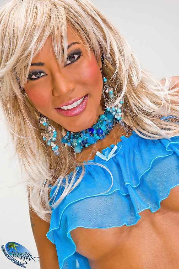 16P Awesome ladyboy areeya posing in a blonde wig