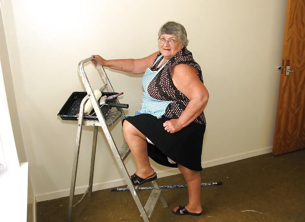 6P Grandma painter.
