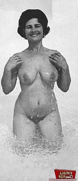 12P Hairy vintage voluptuous ladies posing in sexy stockings