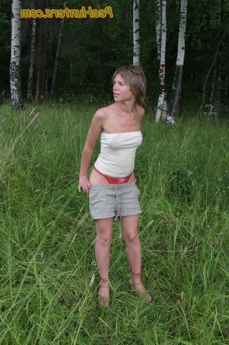 16P Cute teen peeing in the park