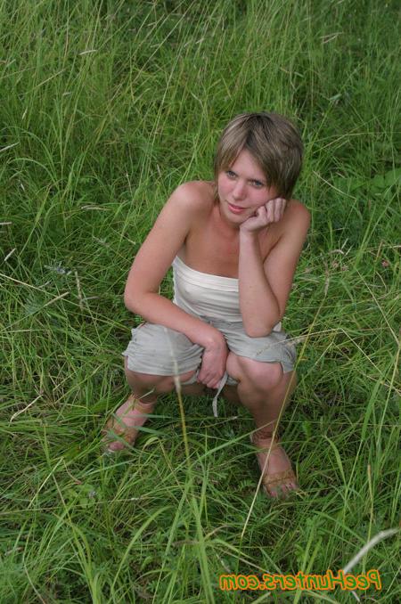 16P Cute teen peeing in the park