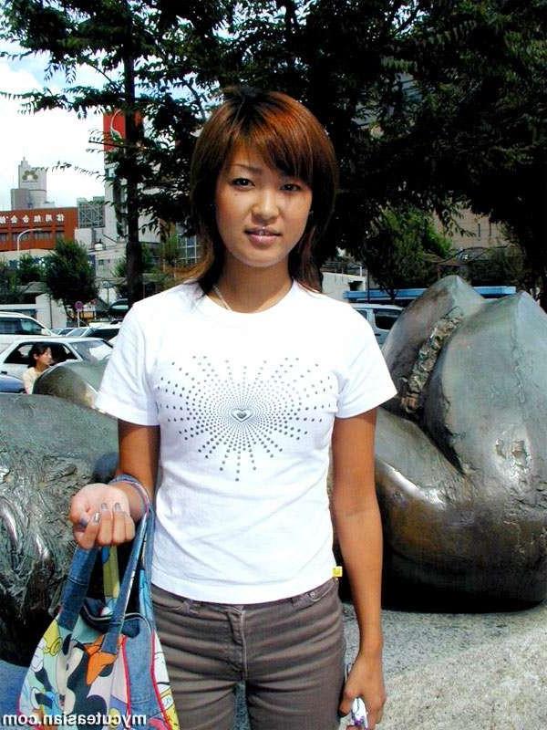 5P Asian amateur teen strips on sofa and poses