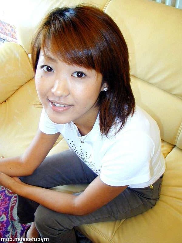 5P Asian amateur teen strips on sofa and poses
