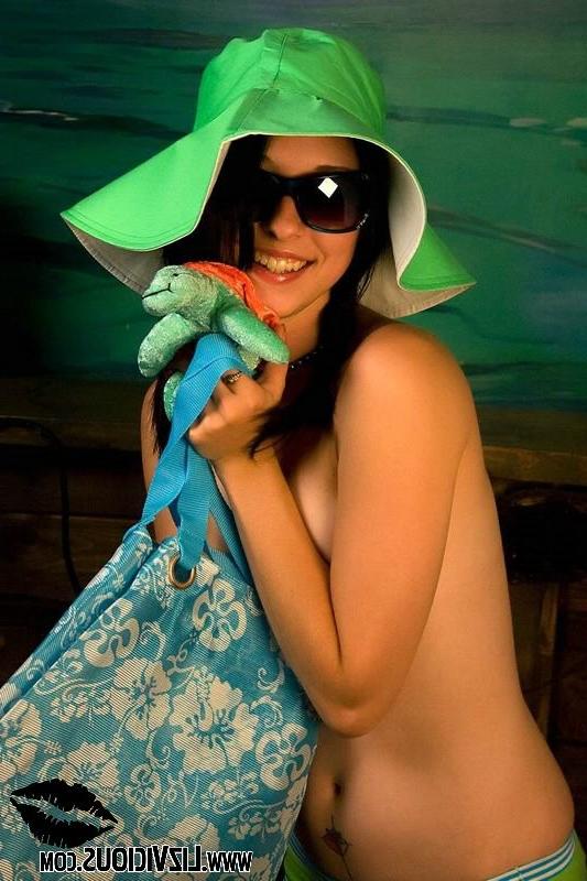 16P Horny Liz Vicious playfully rubbing her wet pussy
