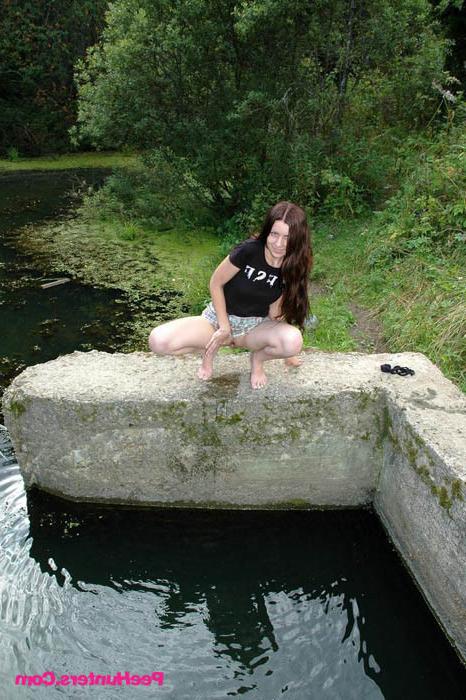 16P Nasty tart pissing from the bridge into the gully