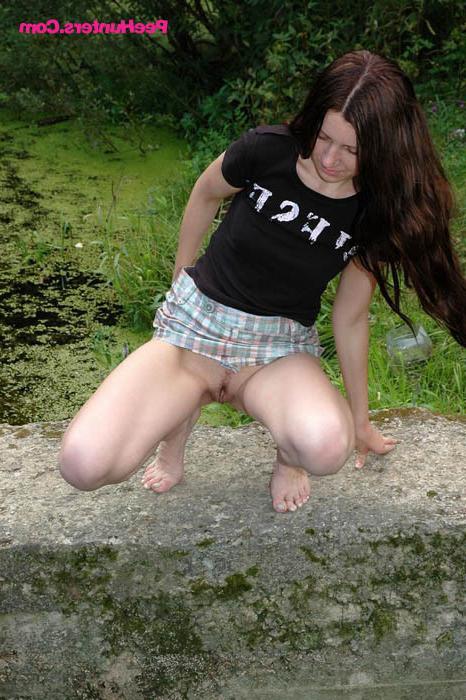 16P Nasty tart pissing from the bridge into the gully