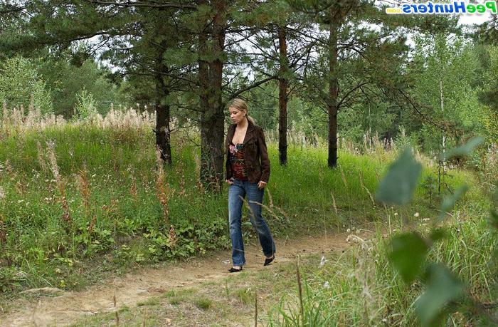 16P Blonde ho pissing in the middle of a country road